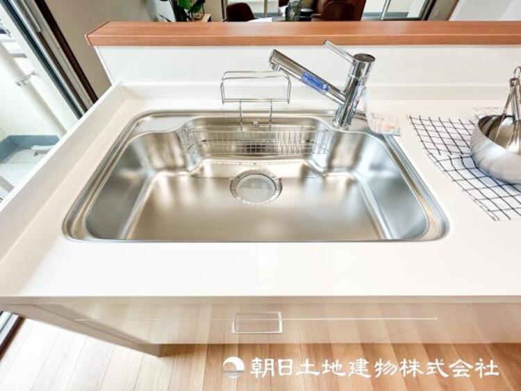 キッチン 【浄水器内蔵ハンドシャワー】蛇口をひねれば安心でおいしい水がいつでも飲めます。コストはなんとペットボトルの25分の１！