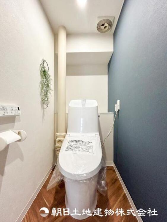 トイレ 【トイレ】家族みんなが毎日使う場所だから。お掃除がしやすい方はいい。汚れをふき取り易いフロアと壁紙をチョイス致しました