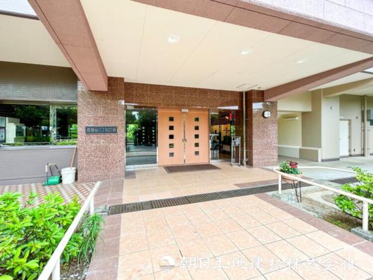 エントランス 【玄関】高級感漂う玄関と廊下。家族の帰り、遊びに来てくれる友人を優しく迎えるスペース。ハッピーな生活を予感させます。