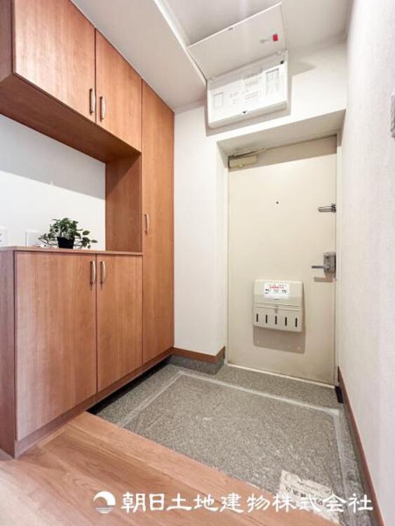 その他 【玄関】大切な家族、お客様をお迎えする玄関は住宅の入口。落ち着いた雰囲気で暖かく迎えてくれます。収納もたっぷりあります。