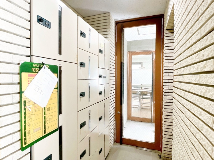 設備 外出中に活躍してくれる宅配ボックスが設置されています。家で宅配物を待たなくて済みますね。