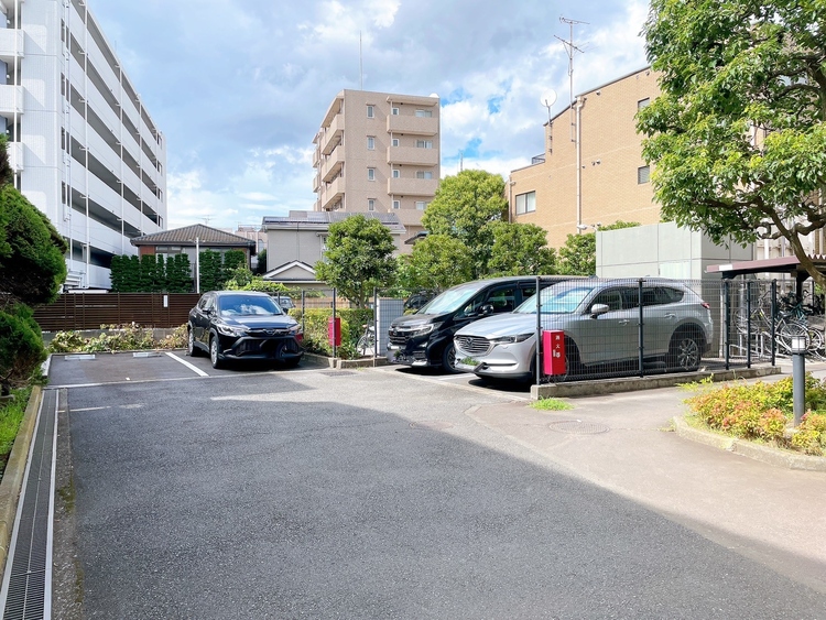 駐車場 本物件の駐車スペースです。車種制限のある場合もございますので、お気軽にお問い合わせくださいませ。