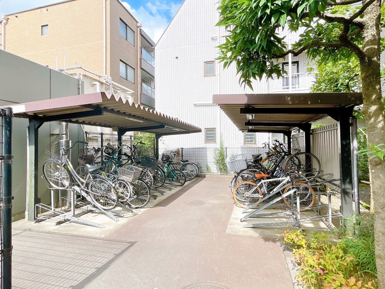 設備 きちんと整備された駐輪場。住む方の心遣いが感じられます。