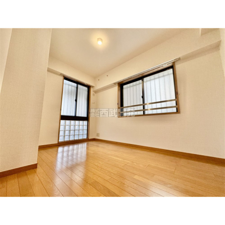 内装 明かり取りの窓が一つあるだけでお部屋の印象がぐっと変わります。細やかな気遣いが感じられるこだわりですね。