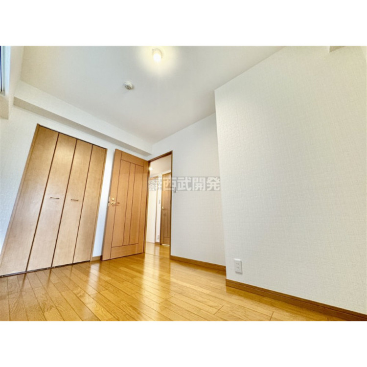 内装 部屋にはクローゼットがございます。収納が多いお家はすっきりして快適空間です。