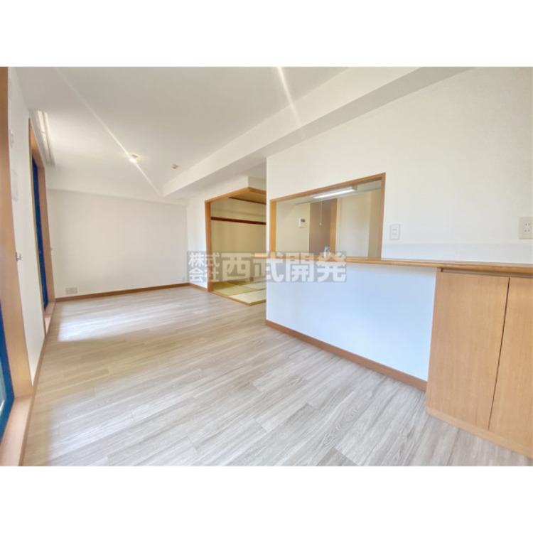 居間 和室と続いているLDK。小さなお子様がいらっしゃるご家庭でも、家事をしながら全体を見渡せるので安心です。