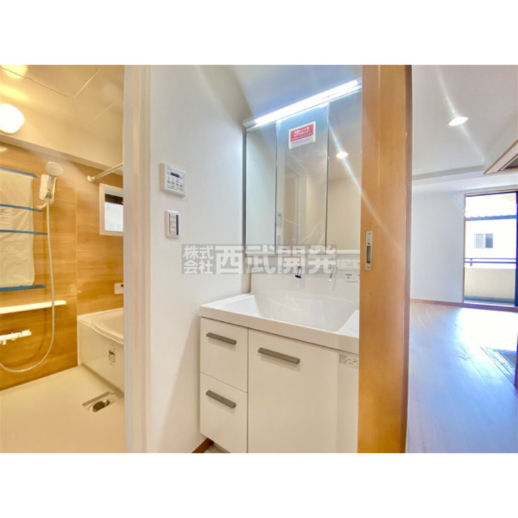 洗面 収納力と機能性に優れた三面鏡洗面化粧台です。鏡の裏は収納スペースになっていますので、すっきり清潔に保てます。