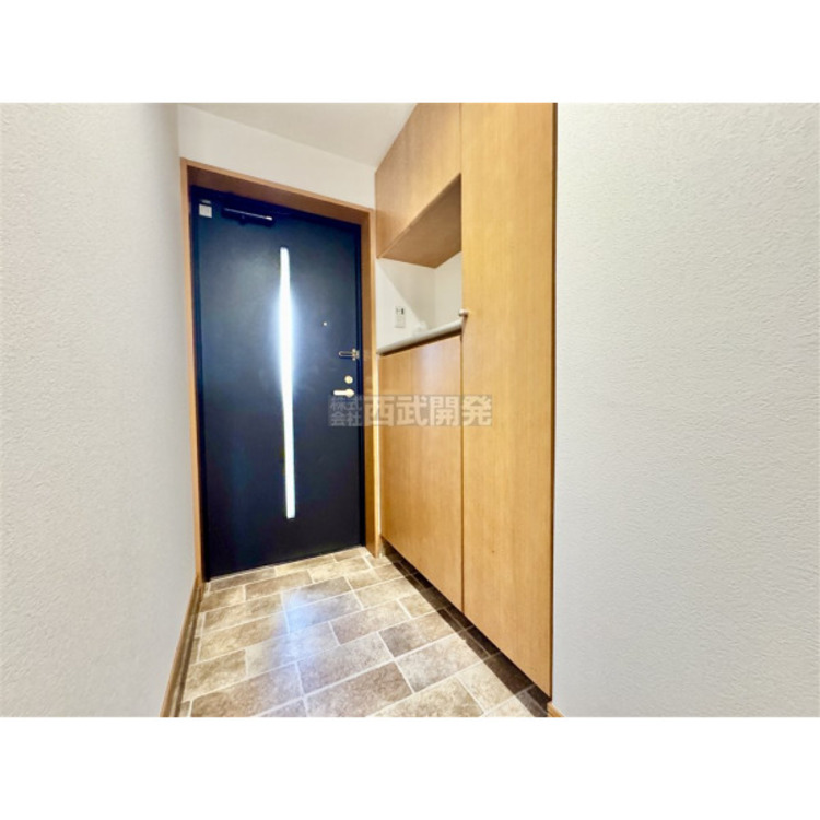 玄関 大きなシューズボックス。中の棚板は可動式なのでブーツや長靴なども楽々収納できます。