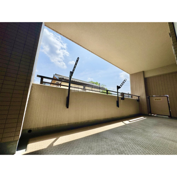 バルコニー 太陽の光が射し込むバルコニーは、洗濯物を干すのが楽しくなりますね。