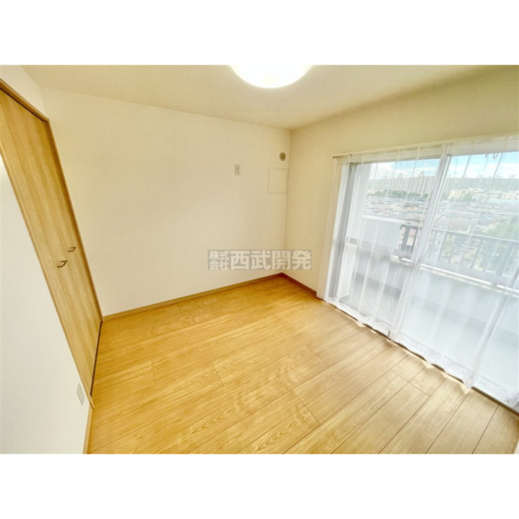 内装 洋室は日当り・通風ともに良好です。明るい部屋はそれだけで気分が晴れやかになりますね。
