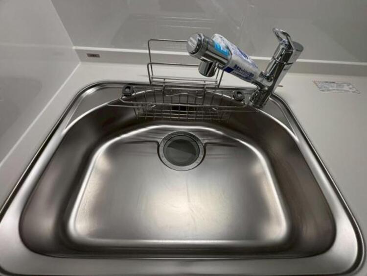 キッチン 清潔感のある広々としたシンクです。スポンジや洗剤を置くスペースも用意されているので、片付いたシンクを実現できそうですね。（2025.7.10撮影）