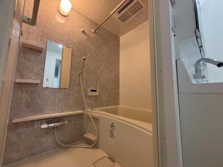 風呂 美しいツヤとなめらかな肌ざわり。水や汚れをはじき汚れにくくお掃除ラクラクの浴槽です。シャワーヘッドの位置が変えられるので使い勝手がとても良いです。（2025.7.10撮影）