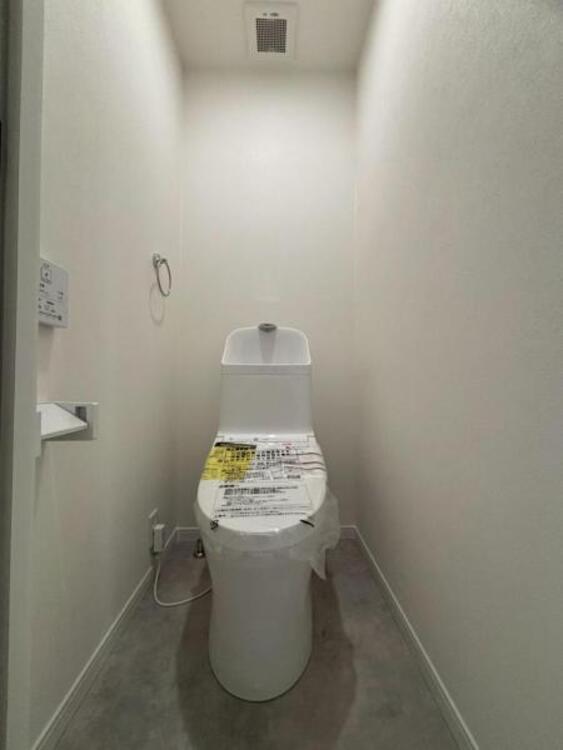 トイレ ウォシュレット付きのトイレ。落ち着いた雰囲気を演出する内装に仕上げました。（2025.7.10撮影）