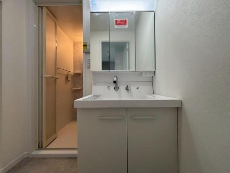 洗面 三面鏡の付いた洗面化粧台は、鏡面裏側にも機能的な収納を配置。普段使いの洗面小物やスキンケア用品などが衛生的に保管できます。（2025.7.10撮影）