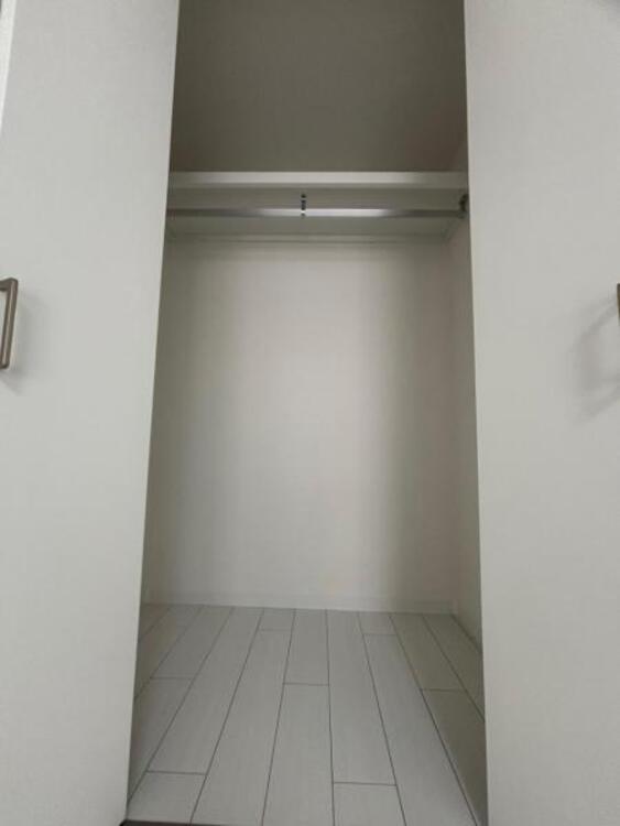 収納 ベッドルームにも空間を上手く利用し、クローゼットを設置。クローゼットを有効活用すれば、生活空間をより上質なものにしてくれるでしょう。（2025.7.10撮影）