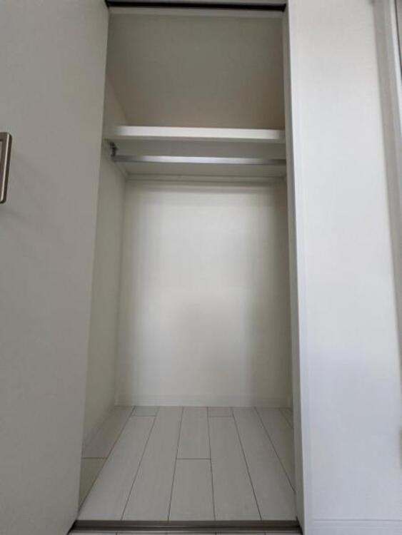 収納 クローゼットには棚やハンガーパイプが付いており、スーツや上着などがスッキリ収納可能です。（2025.7.10撮影）