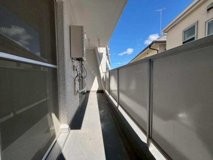 バルコニー 南面バルコニーのため陽当り良好。2部屋をまたぐ広さは、梅雨時の貴重な晴れの日もまとめて干せる程の余裕があります。（2025.7.10撮影）