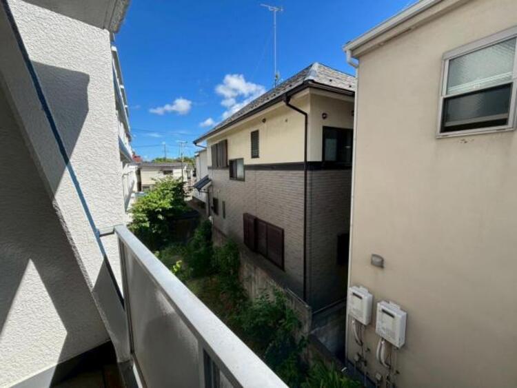 その他 風の通り道。舞い込んでくる風が優しく躍り、室内に爽やかな空気を運んでくる。そこに季節の息吹を感じて、いまがどんな季節なのかを実感する。（2025.7.10撮影）