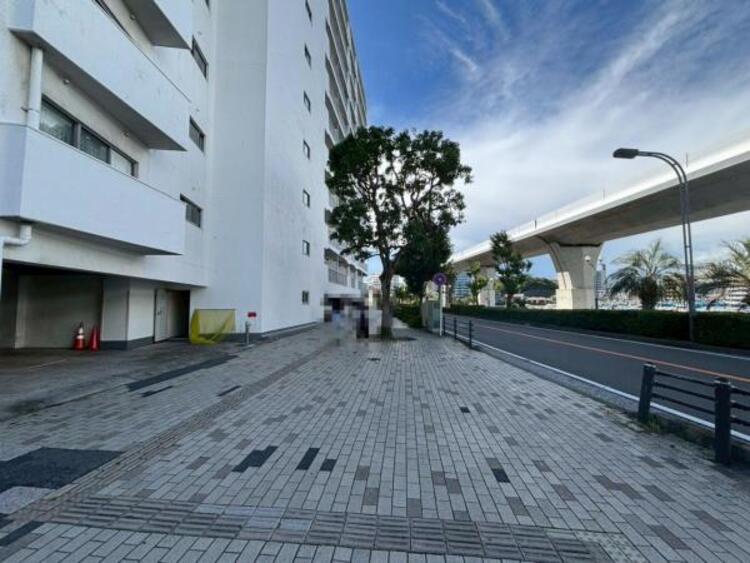 その他 マンション前面は金沢八景の開放感を感じるきれいな風景が広がっています。（2025.7.10撮影）