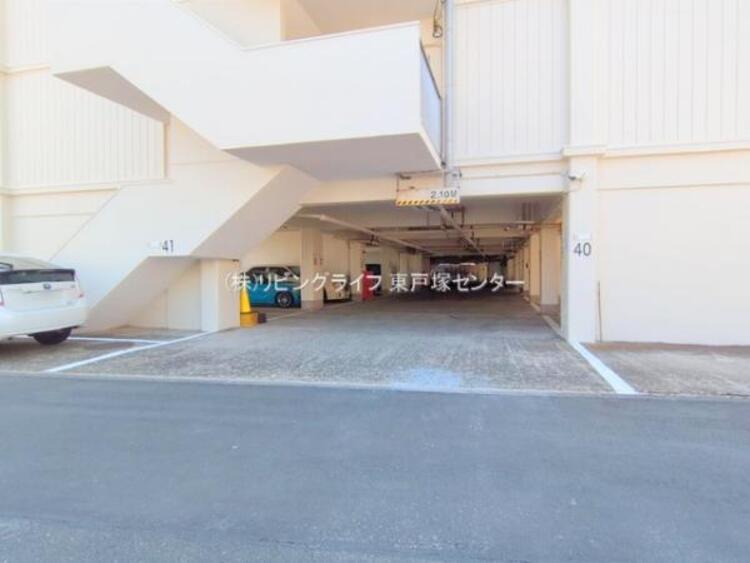 駐車場 敷地内に設けられた駐車スペース。