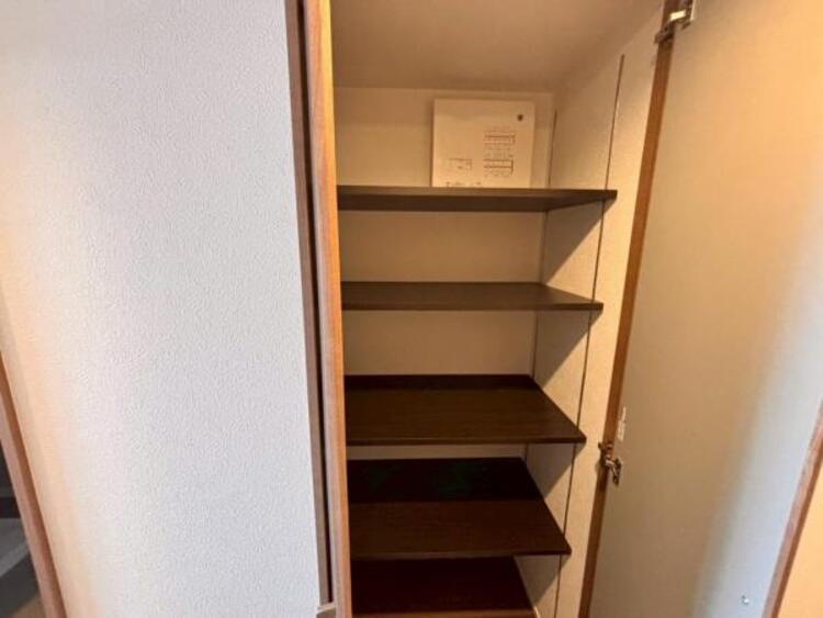 収納 空間を効率的に利用し稼働棚の収納スペースを設置。多目的にお使いいただける便利な空間です。（2025.7.10撮影）