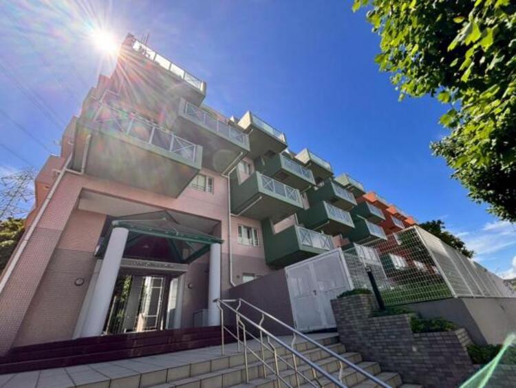 エントランス エントランスは、まさに顔となる場所。シンプルながらも格調高い雰囲気を漂わせて上質な空間。（2025.7.10撮影）