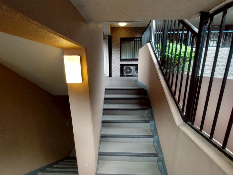 その他 共用部の階段です。明るく清潔に管理されています。