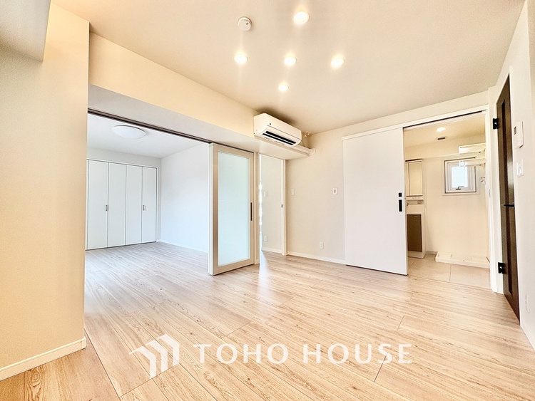 内装 【Cool wind】◆窓を開けると◆冷涼な風、そよぐリビング。だんらんの場所はここから始まり、ここで終わる。家族の笑顔が集う素敵な場所だから、こだわり抜いた思いが詰まっているのだと思う。