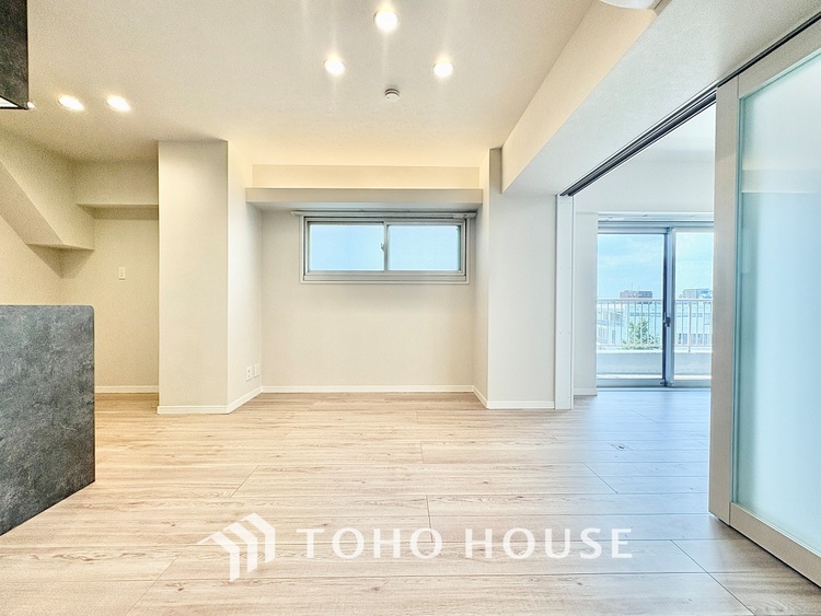 内装 ◆サンサンと◆差し込む太陽の光がこのリビングに笑いをもたらす。