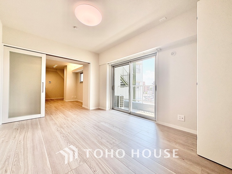 内装 ◆時を忘れる場所◆ここにはみんなが集い、食事と楽しい会話が始まる。話に夢中になりすぎて、ついつい時を忘れ夜半過ぎになってしまう。そんな束の間の幸せを感じさせてくれる場所でありたい。