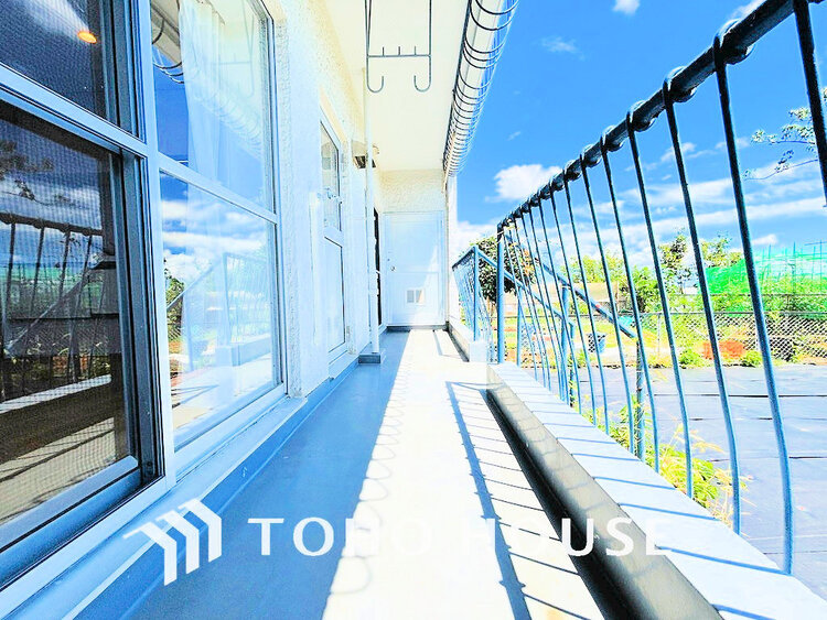 バルコニー 日当たりの良いバルコニーで晴れの日の洗濯物も楽しみになりますね