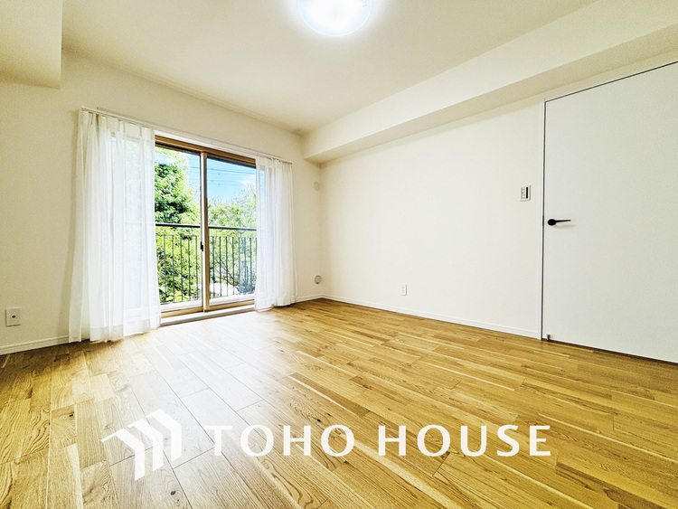 内装 採光もある洋室は、くつろぎのひと時を過ごすのにぴったり