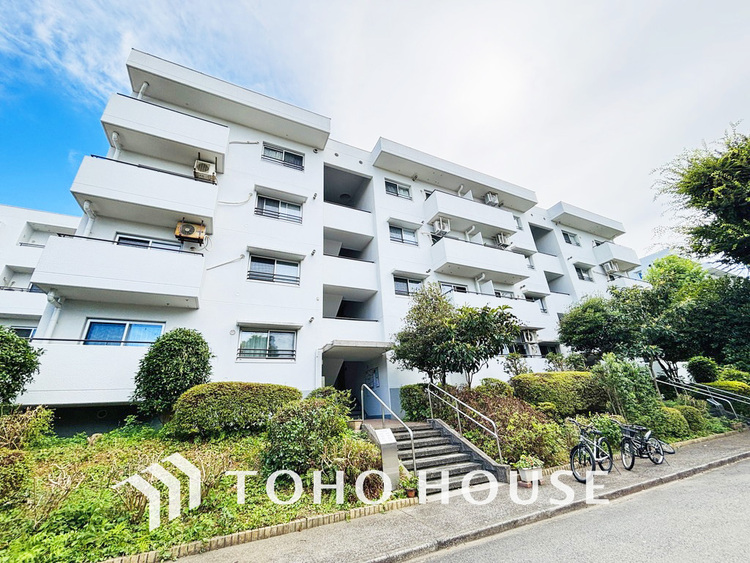 外観 〜南西向き角部屋、3面バルコニーにつき陽当たり・通風良好〜徒歩圏内に小中学校や公園あり〜