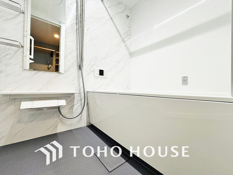 風呂 一日の疲れを癒すバスルームは、心地よいリラックスを叶える清潔感溢れる空間