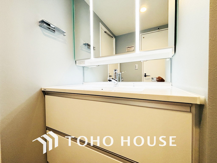 洗面 新規設置の洗面化粧台。収納豊富で使い勝手の良い3面鏡です