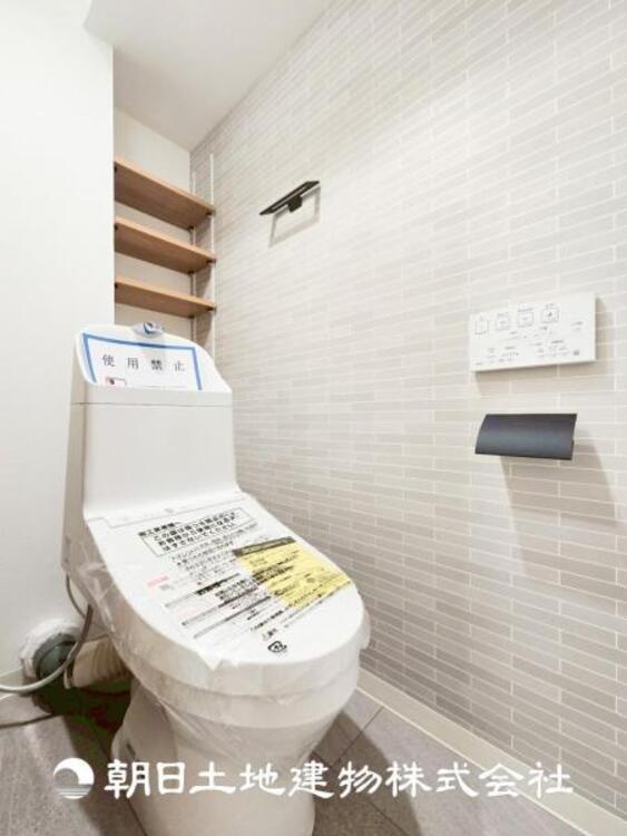 トイレ 【トイレ】 家族みんなが毎日使う場所だから。お掃除がしやすい方はいい。いつまでも清潔な空間を保てるように、汚れをふき取り易いフロアと壁紙をチョイス致しました。洗浄便座になっておりますので、とても清潔にご使用いただけます。 