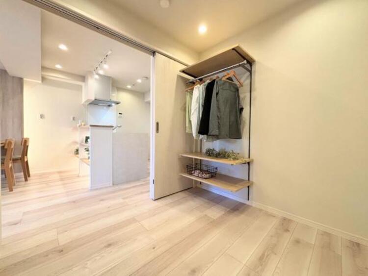 内装 充分な広さの寝室は、収納スペースもしっかり設けてあります。すっきりと物を片付けることができるので、お部屋の広さを有効活用できます。リビングだけでなく個室の居心地も重要なポイントで陽当たりも良好。