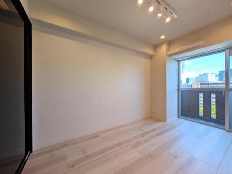 内装 採光、通風が心地よいお部屋です。お子様部屋にも、お父さんの書斎にも、どんな目的でも心地よくお使いいただけるようなデザインになっている為、家族構成の変化にも柔軟に対応できる居室となっております。