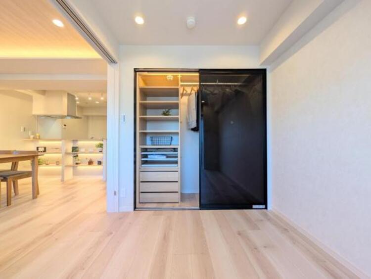 内装 充分な広さの寝室は、収納スペースもしっかり設けてあります。すっきりと物を片付けることができるので、お部屋の広さを有効活用できます。リビングだけでなく個室の居心地も重要なポイントで陽当たりも良好。