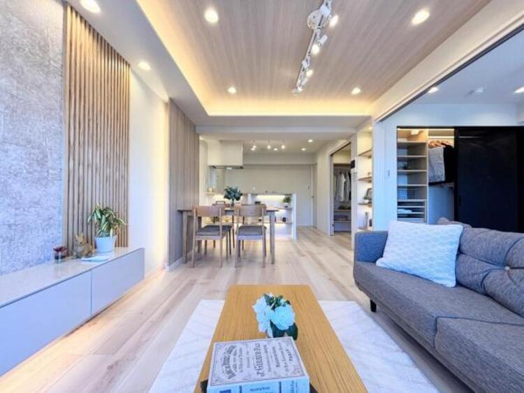 居間 広々ＬＤＫ。導線もしっかりと取れており、ダイニングテーブルやソファー、ローテーブル等の家具もしっかりと配置でき、サイズも選びません。ゆったりした広さの空間で家族団らんの時間をお過ごしください。。