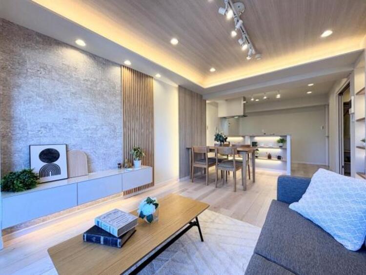 居間 広々ＬＤＫ。導線もしっかりと取れており、ダイニングテーブルやソファー、ローテーブル等の家具もしっかりと配置でき、サイズも選びません。ゆったりした広さの空間で家族団らんの時間をお過ごしください。。