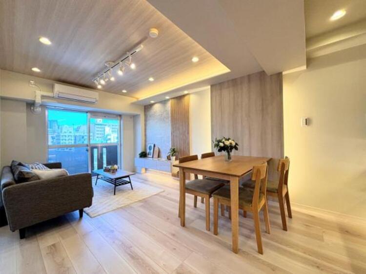 居間 広々ＬＤＫ。導線もしっかりと取れており、ダイニングテーブルやソファー、ローテーブル等の家具もしっかりと配置でき、サイズも選びません。ゆったりした広さの空間で家族団らんの時間をお過ごしください。。