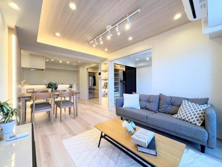 居間 広々ＬＤＫ。導線もしっかりと取れており、ダイニングテーブルやソファー、ローテーブル等の家具もしっかりと配置でき、サイズも選びません。ゆったりした広さの空間で家族団らんの時間をお過ごしください。。