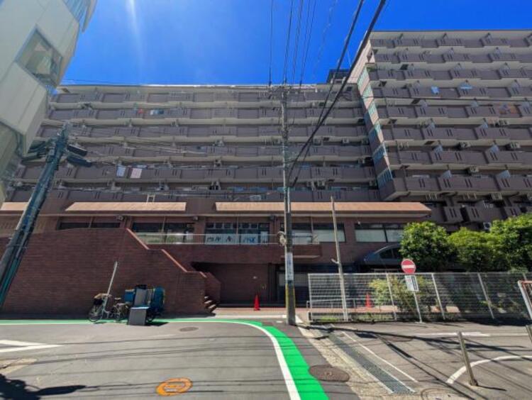 外観 深く豊かな緑と爽快な青い空を感じる、まるで杜の中に暮らすような心地よさを存分に堪能いただける邸宅です。最高グレードの設備仕様を標準装備したデザイナーズ住宅が便利で快適な新生活をお届けいたします。