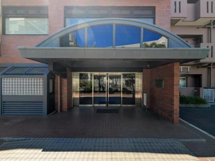 外観 ここから始まる「日常」はご家族にとってかけがえのない時間となります。少しでも豊かに、快適に。そんな想いから本邸宅は生まれました。周辺には利便性の高い施設や緑にあふれ、永住の地に相応しい環境です。