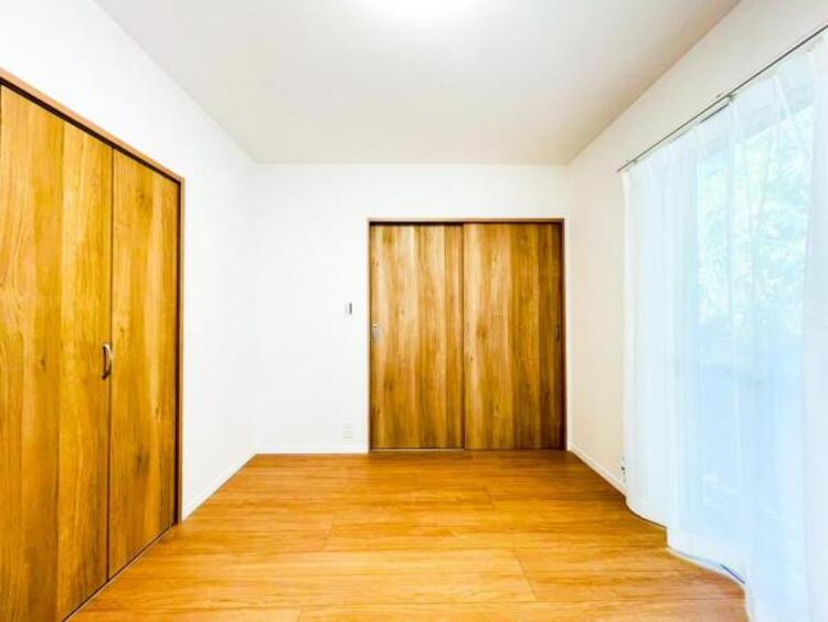 内装 穏やかな寛ぎあじわえるお部屋では有意義な時間がつくれます！大きな窓からと陽光が注がれる明るい空間！光もアクセントの一つとして。一人時間も充実したものにできるプライベートルームは日々を豊かにします！！