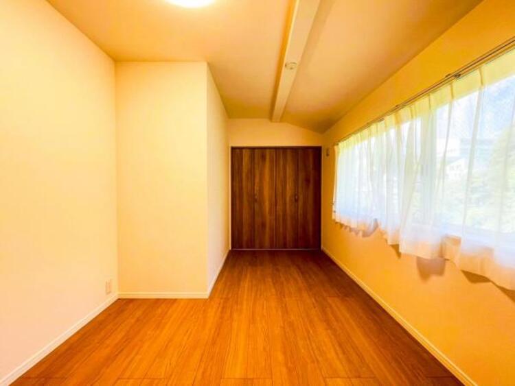 内装 居室はひとり時間を過ごせる安らげるお部屋として活用できます！収納スペースあり！荷物が多くても十分！ベッドや勉強机、テレビなどを置きたい場合におすすめ！！過ごす時間が長くてもゆったり過ごせそうですね！