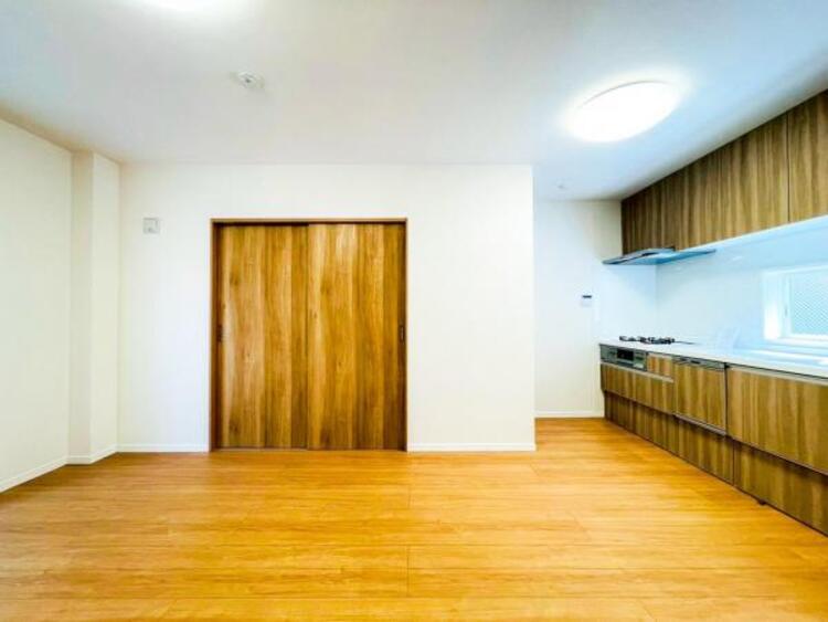 居間 家族の会話や笑顔が行き交うリビングで、子供を走り回らせたい。ダイニングテーブルでゆったり食事を堪能。光と風が溢れる開放的なリビングダイニングには、くつろぎの空間を生み自然と家族みんなが集まってきます