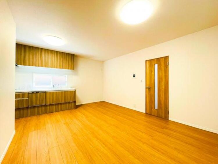 居間 お天気が晴れの日は照明をつけなくても充分明るいリビングです！どこか落ち着きのある広々とした内装です！皆で過ごす空間が、目に浮かんでくる様な優しいリビングダイニングです！くつろいだり楽しい時間を是非！