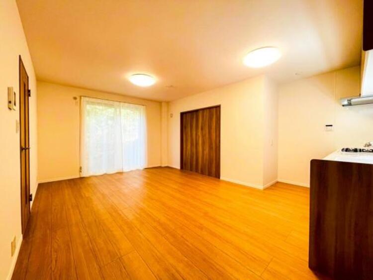 居間 リビングにあふれる採光と心地よい風のつどう調和された空間！！生活を彩る充実した日々が過ごせそうです。家族の滞在期間が長くなることを予測して、設計士が思いと工夫をこらした自慢のリビングダイニング！！！